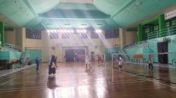 Karyawan Unsurya Rutin Main Bulu Tangkis di GOR Makasar