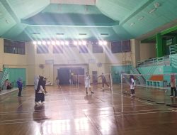 Karyawan Unsurya Rutin Main Bulu Tangkis di GOR Makasar